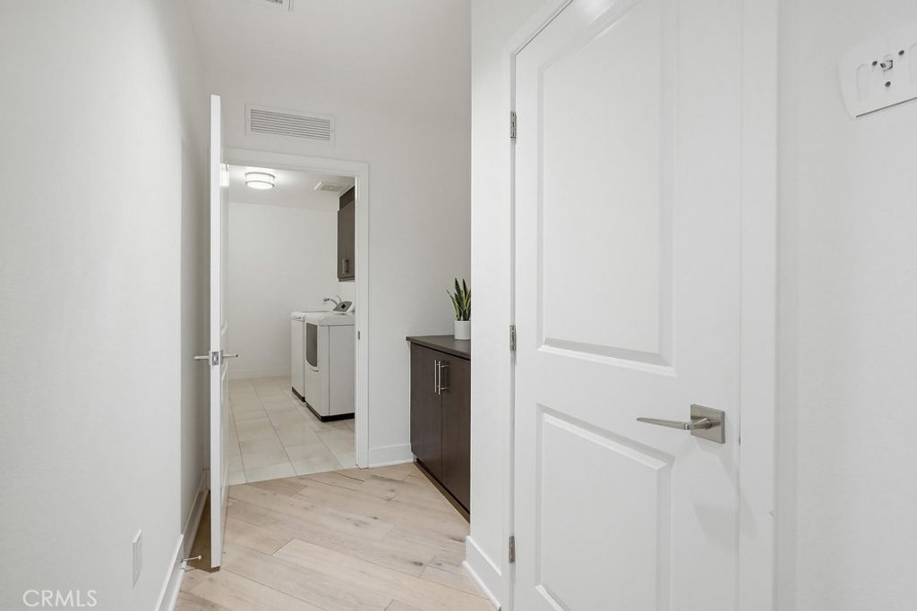 Image 43 of property listing at 402 S Rockefeller 406, Irvine, CA 92612