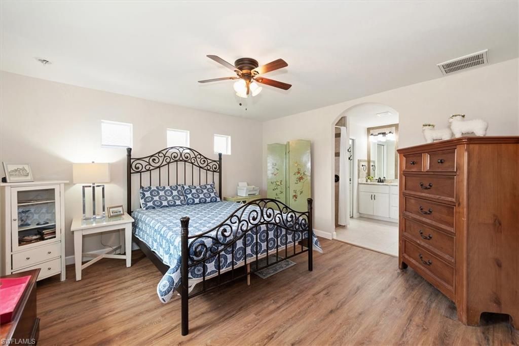 Image 7 of property listing at 4548 SW 16th PL, Cape Coral, FL 33914