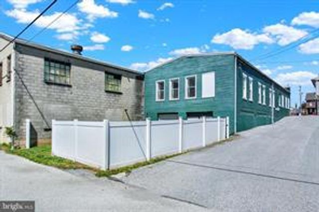 1880 W MARKET ST, York, PA 17404