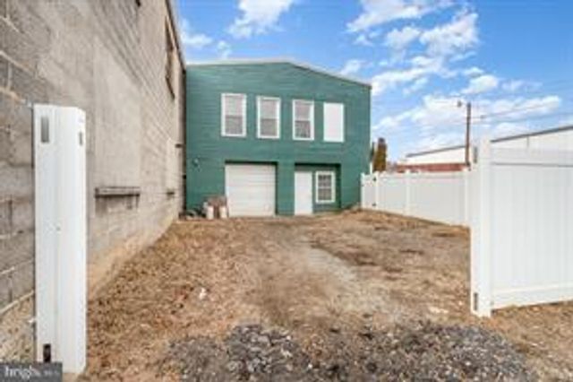 1880 W MARKET ST, York, PA 17404