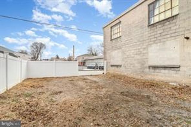 1880 W MARKET ST, York, PA 17404