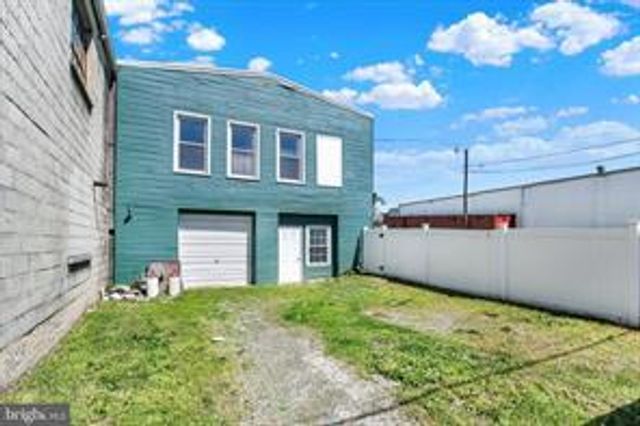 1880 W MARKET ST, York, PA 17404