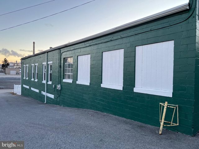 1880 W MARKET ST, York, PA 17404