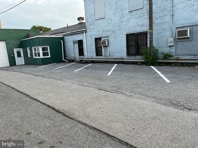 1880 W MARKET ST, York, PA 17404
