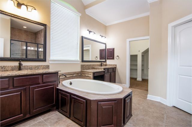 34 Canoe Bend Ct, The Woodlands, TX 77389