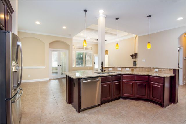 34 Canoe Bend Ct, The Woodlands, TX 77389