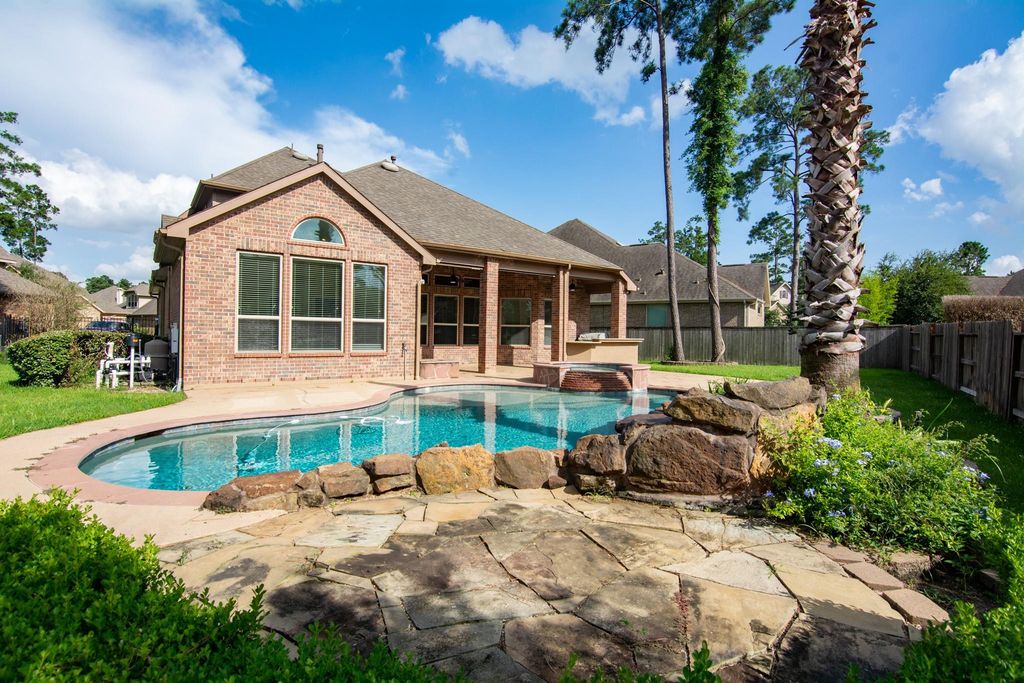 34 Canoe Bend Ct, The Woodlands, TX 77389