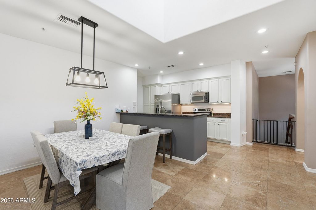 Image 5 of property listing at 3935 E ROUGH RIDER Road 1032, Phoenix, AZ 85050
