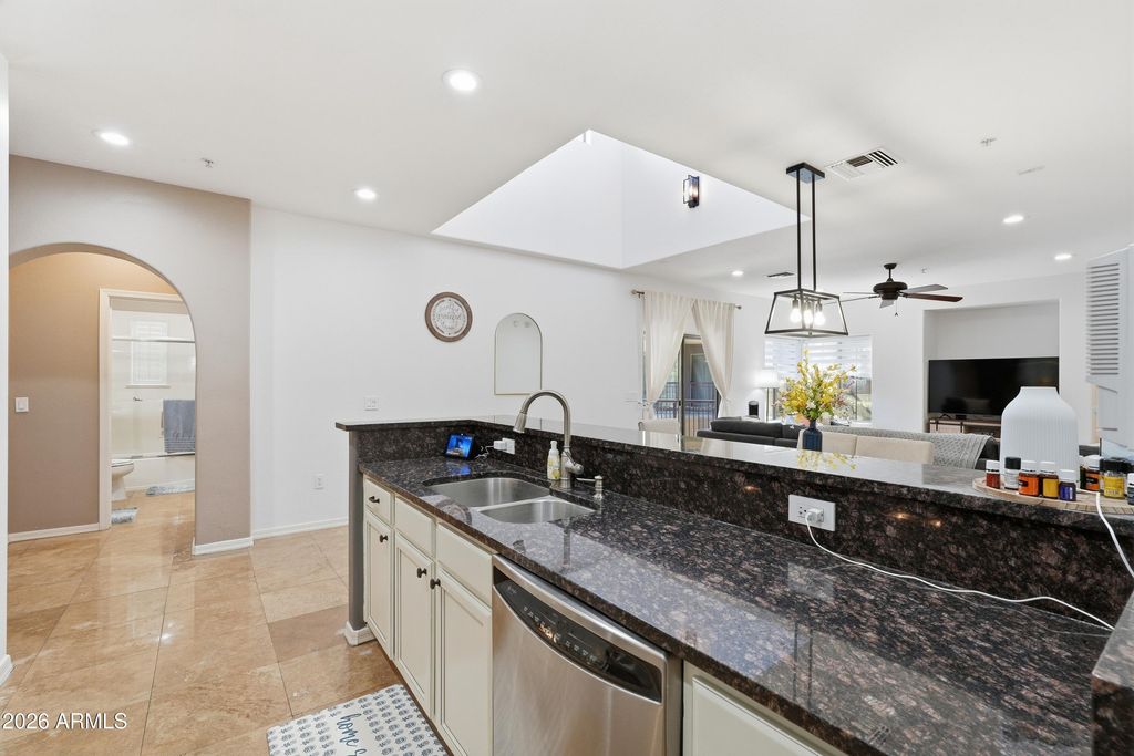 Image 7 of property listing at 3935 E ROUGH RIDER Road 1032, Phoenix, AZ 85050