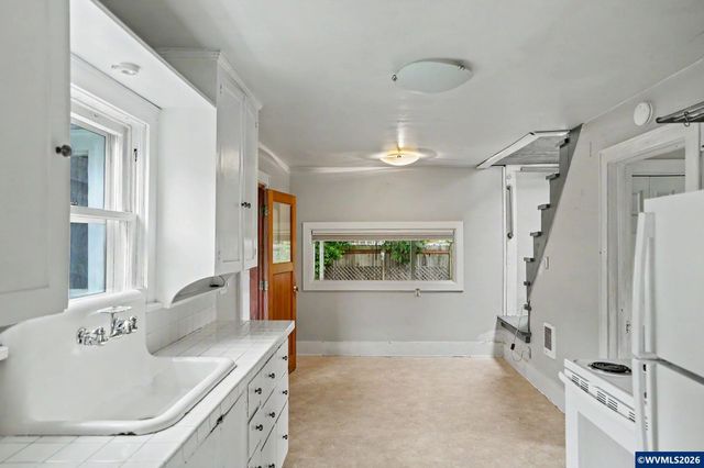 941 SW 10th St, Corvallis, OR 97333