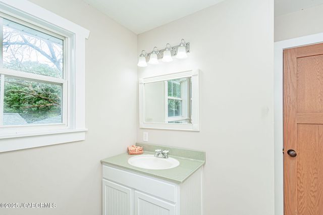 720 E BREEDLOVE DRIVE, Sturgeon, MO 65284