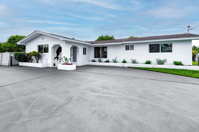 7951 W Lake Drive, Lake Clarke Shores, FL 33406
