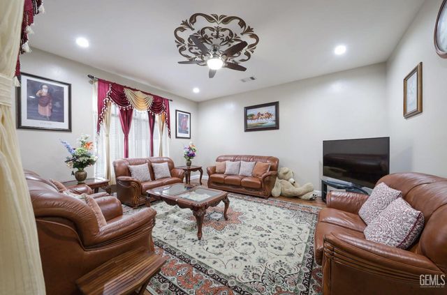 4403 Oceanrock Avenue, Bakersfield, CA 93313