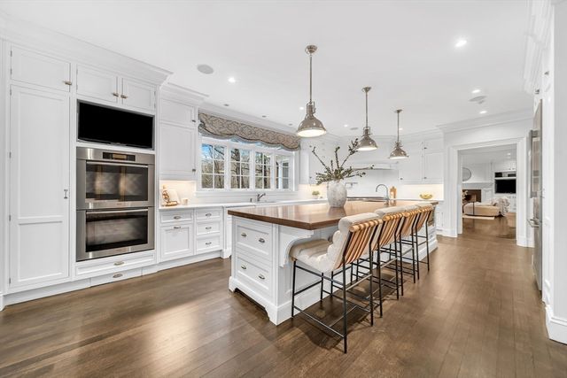 121 Livingston Rd, Wellesley, MA 02482