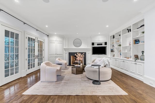 121 Livingston Rd, Wellesley, MA 02482