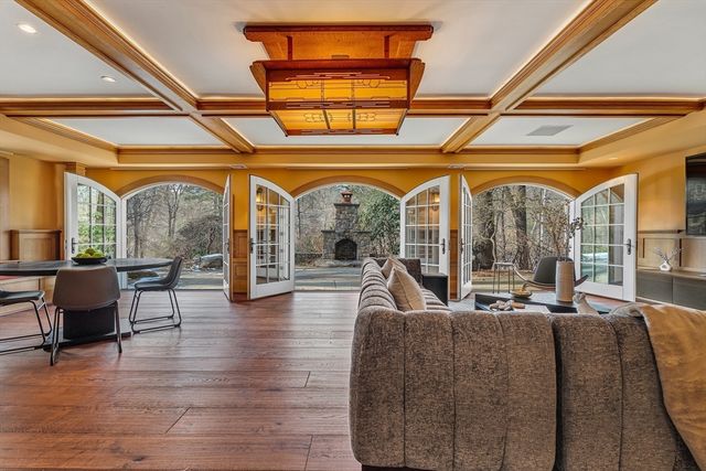 121 Livingston Rd, Wellesley, MA 02482