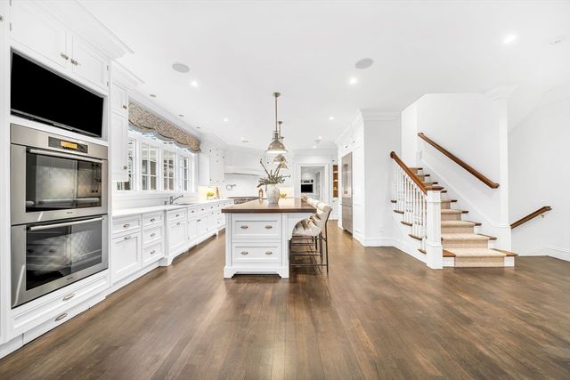 121 Livingston Rd, Wellesley, MA 02482