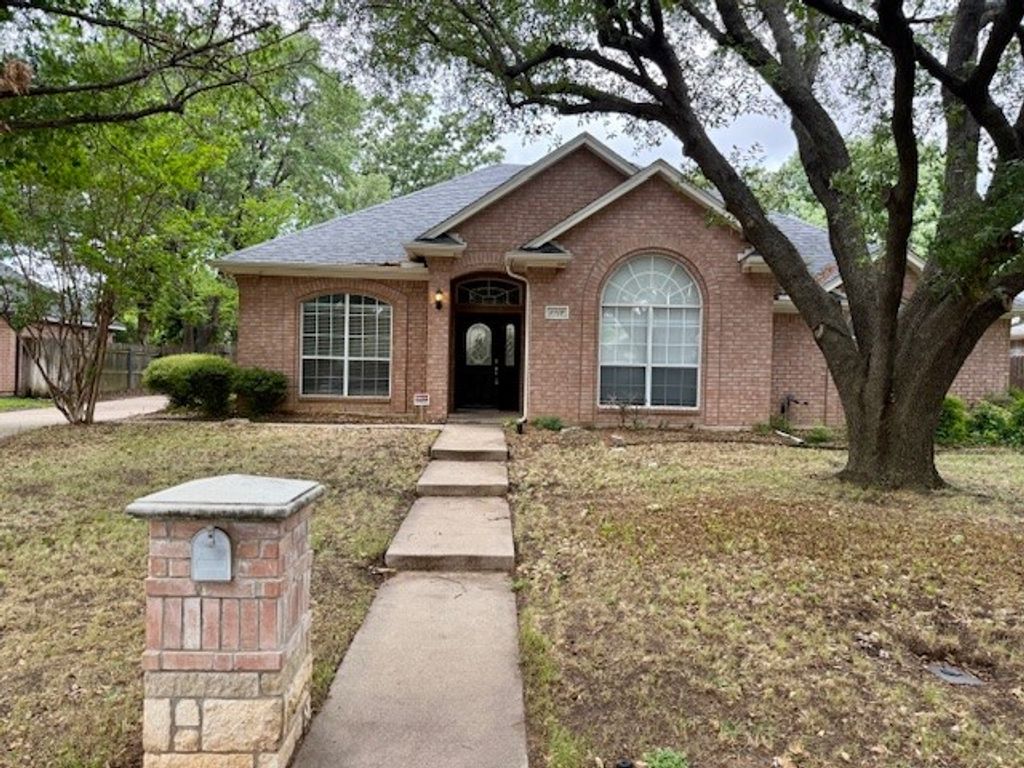 6308 Glen Echo Lane, Arlington, TX 76001