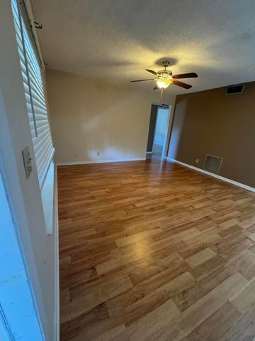435 Pine Glen Lane C-2, Greenacres, FL 33463