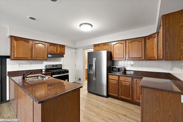 1831 North Lake Drive, Troy, MI 48083