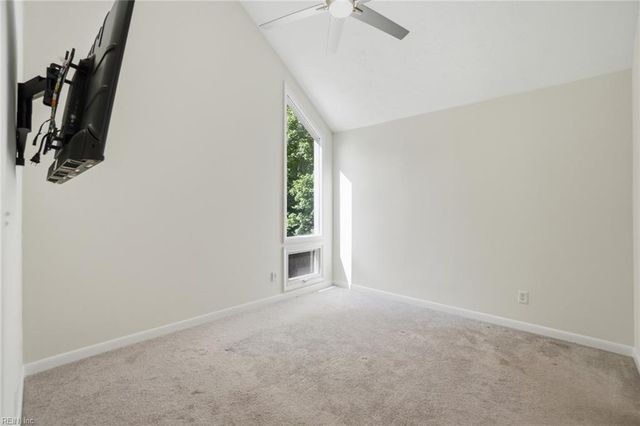 7740 Waters Edge LN, Gloucester Point, VA 23062