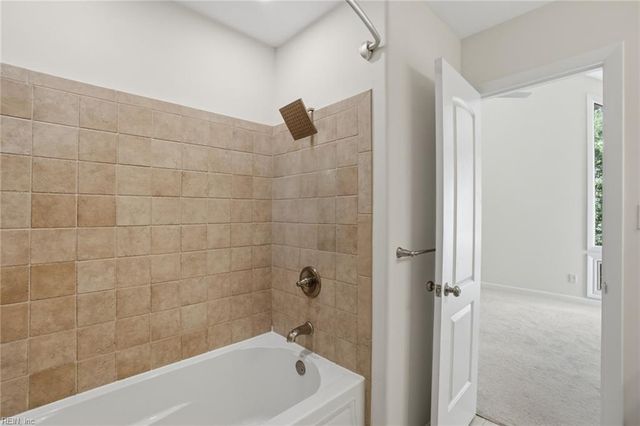 7740 Waters Edge LN, Gloucester Point, VA 23062