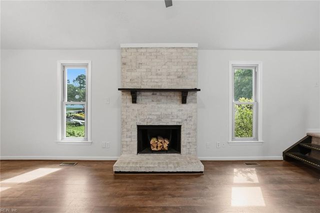 7740 Waters Edge LN, Gloucester Point, VA 23062