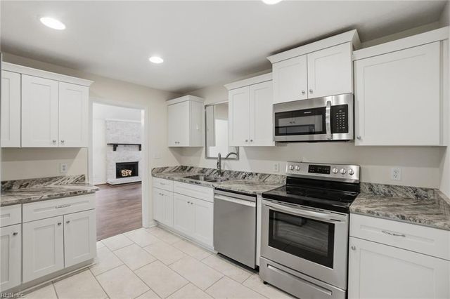 7740 Waters Edge LN, Gloucester Point, VA 23062