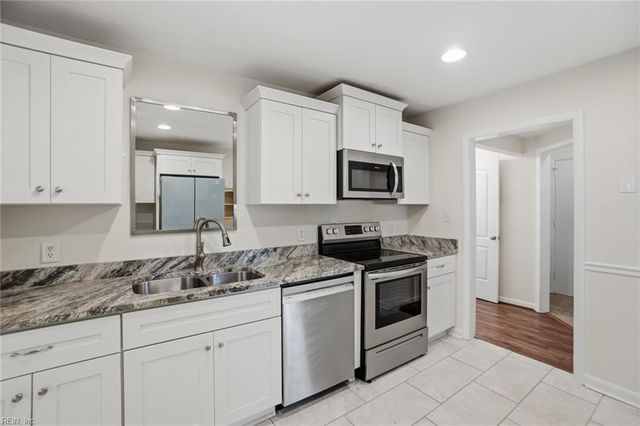 7740 Waters Edge LN, Gloucester Point, VA 23062