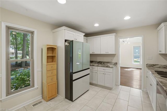 7740 Waters Edge LN, Gloucester Point, VA 23062