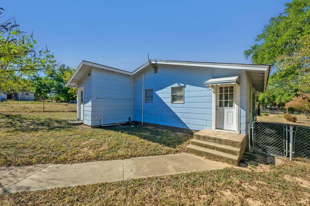 802 N Avenue N, Johnson City, TX 78636