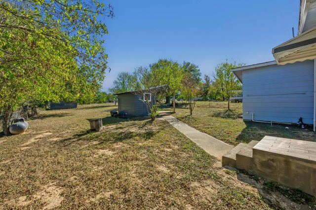 802 N Avenue N, Johnson City, TX 78636