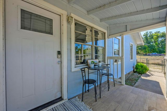 802 N Avenue N, Johnson City, TX 78636