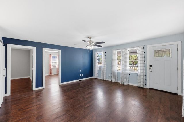 802 N Avenue N, Johnson City, TX 78636