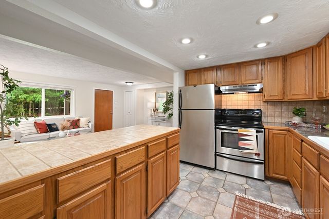 13804 Redmond Way, Redmond, WA 98052