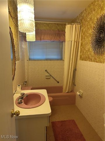 1824 Robindale Street, Wickliffe, OH 44092