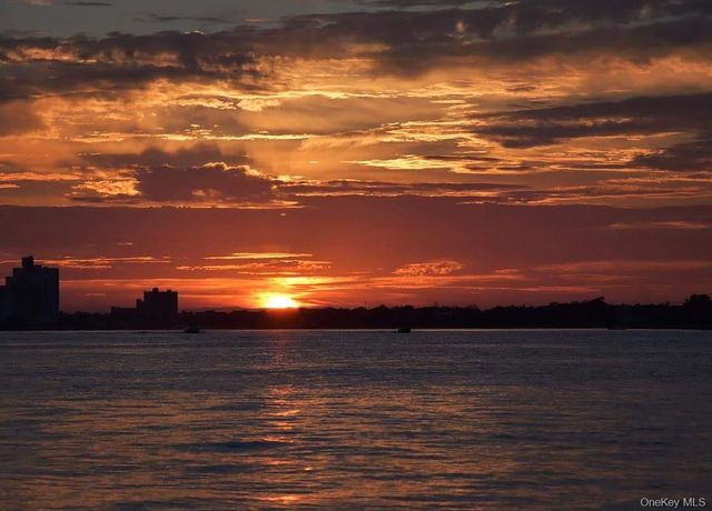 991 W Park Avenue, Long Beach, NY 11561