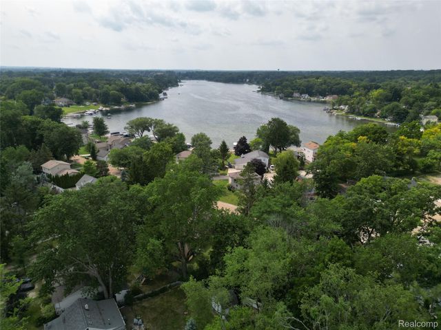 1145 Bayfield Street, Orion Charter Township, MI 48362