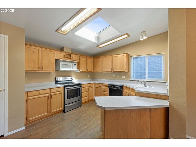 395 SEAGROVE Loop, Lincoln City, OR 97367