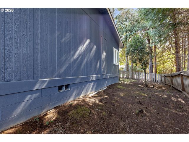 395 SEAGROVE Loop, Lincoln City, OR 97367