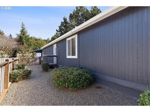 395 SEAGROVE Loop, Lincoln City, OR 97367