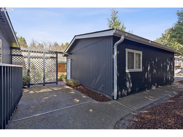 395 SEAGROVE Loop, Lincoln City, OR 97367