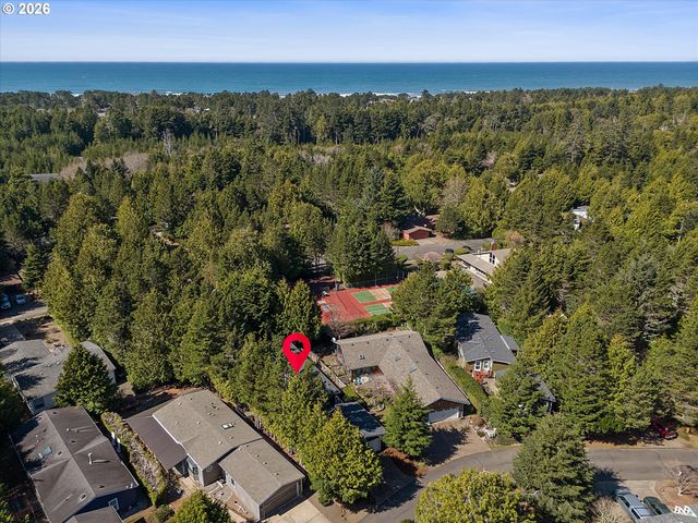 395 SEAGROVE Loop, Lincoln City, OR 97367