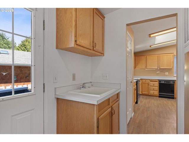 395 SEAGROVE Loop, Lincoln City, OR 97367