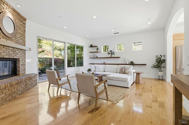 35 Pearl Ct, Novato, CA 94947