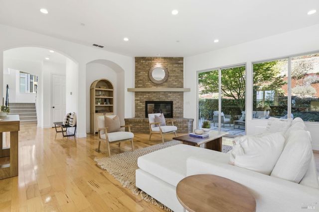 35 Pearl Ct, Novato, CA 94947