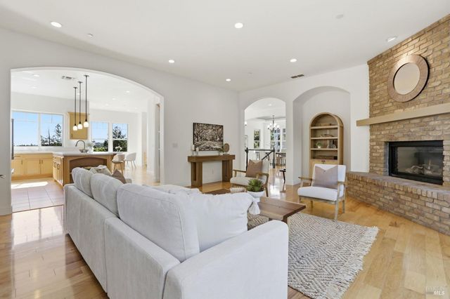 35 Pearl Ct, Novato, CA 94947