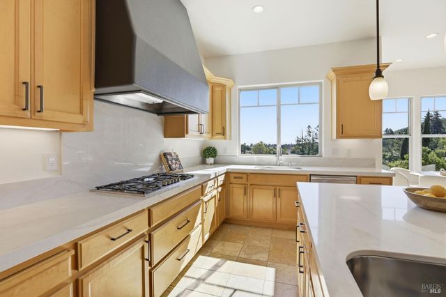 35 Pearl Ct, Novato, CA 94947