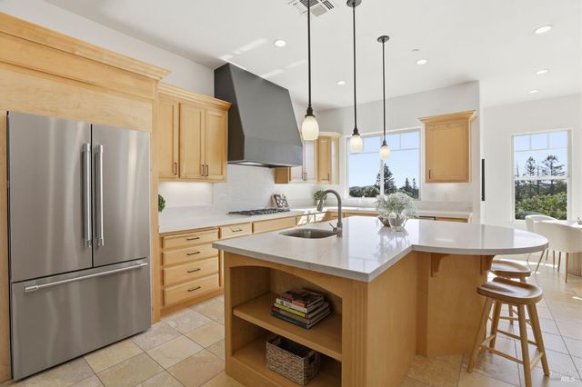 35 Pearl Ct, Novato, CA 94947