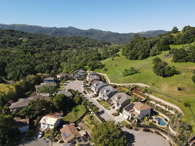 35 Pearl Ct, Novato, CA 94947